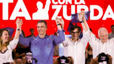 El presidente del Gobierno, Pedro Sánchez (2i), el Alto Representante de la UE para Asuntos Exteriores y Seguridad, Josep Borrell (d), y el primer secretario del PSC, Salvador Illa (2d) entre otros asistentes, en un acto electoral del PSOE para las elecciones europeas este jueves en L'Hospitalet de Llobregat. Foto: EFE