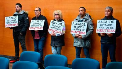 Trabajadores de FCC, el pasado viernes, en el pleno municipal con pancartas en contra del alcalde Pau Ricomà (ERC). Foto: Alfredo González