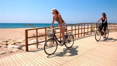 El cicloturismo es una de las actividades estrella en la Costa Daurada.