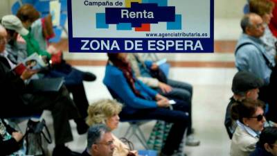 Los cerca de 22 millones de contribuyentes del Estado que están obligados a presentar la declaración pueden hacerlo por Internet desde este martes. Foto: EFE