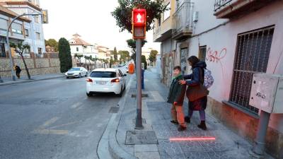 Dos de los nuevos semáforos se han instalado en la Via Augusta. foto: Pere Ferré