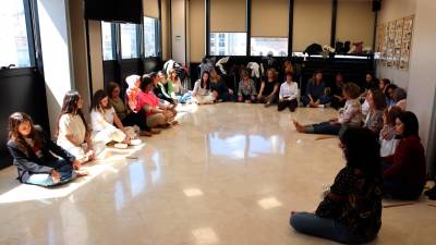 Un grupo de matronas haciendo un taller de propiocepción en Tarragona. Foto: ACN