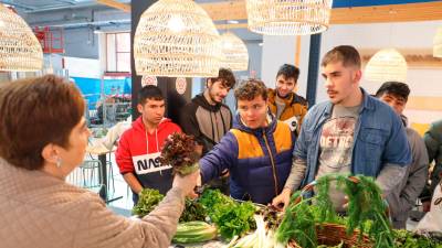 Los alumnos han vendido verduras y hortalizas durante toda la mañana de este miércoles, 13 de marzo. FOTO: Alba Mariné