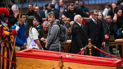 Miembros del público rinden homenaje al papa Francisco mientras yace en capilla ardiente dentro de la Basílica de San Pedro, en la Ciudad del Vaticano. Foto: EFE