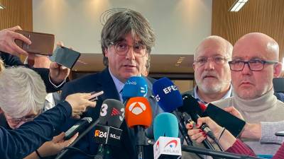 El expresidente catalán Carles Puigdemont (c) y su abogado Gonzalo Boye (c-d) declaran ante la prensa sobre la sentencia del Tribunal de Justicia de la Unión Europea en Bruselas, este martes. Foto: EFE