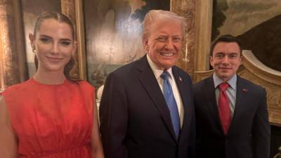 Fotografía tomada de la cuenta de la red social X de @DanielNoboaOk donde aparecen el presidente de Estados Unidos, Donald Trump (c), su homólogo de Ecuador, Daniel Noboa y su esposa, Lavinia Valbonesi. Foto: EFE