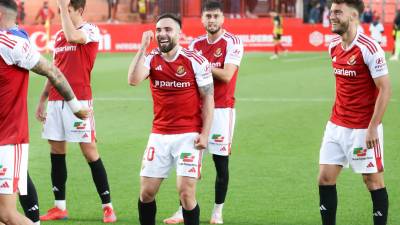Migue Leal celebra el triunfo junto a sus compañeros. Foto: Àngel Ullate