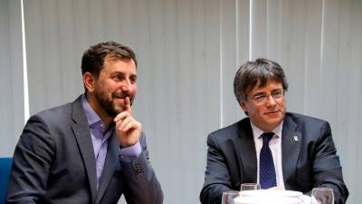 Toni Comin i Carles Puigdemont en una reunió amb els delegats exteriors del Consell per la República. Foto: ACN