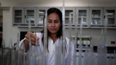 Las mujeres son el 47,4% del conjunto de afiliados en España. En la imagen, una trabajadora de un laboratorio. foto: efe