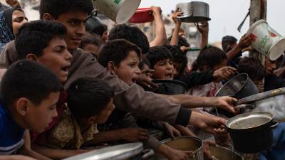 Palestinos desplazados internamente se empujan en la fila para recibir una ración de comida de una cocina benéfica, en Jabalia, en el norte de la Franja de Gaza, esta semana. Foto: EFE