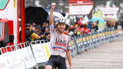 Tadej Pogacar celebra la victoria en Wallter en la segunda etapa de la Volta a Catalunya. Foto: EFE