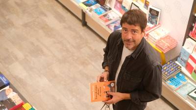 Espartac Peran ahir a la Llibreria Galatea de Reus, on va presentar el llibre. Foto: Fabián Acidres