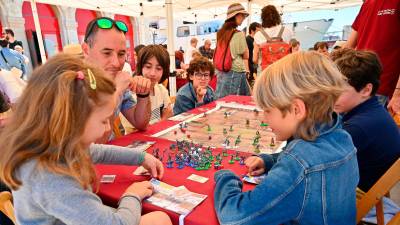 Éxito total de los juegos de mesa sobre antigüedad. Foto: Alfredo González