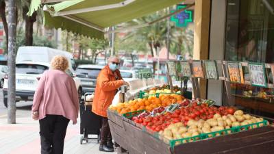 Una parada con numerosas frutas y verduras en un barrio periférico de la ciudad. foto: alba mariné