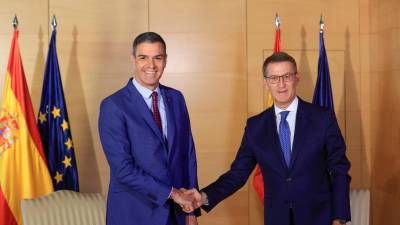 El líder del PP, Alberto Núñez Feijóo, y el presidente del Gobierno en funciones y secretario general del PSOE, Pedro Sánchez, al inicio de la reunión mantenida este miércoles en el Congreso. Foto: EFE