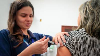 Una mujer vacunándose. Foto: EFE