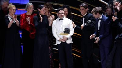 El realizador Juan Antonio Bayona acompañada por el equipo de la película ´La sociedad de la nieve´ tras recibir el Goya a ´Mejor película´ . Foto: EFE