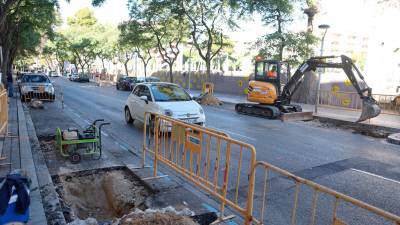 Desde el pasado jueves se prohíbe aparcar a lo largo del tramo afectado por la obra. Ya están en marcha los trabajos previos. foto: Alba Mariné