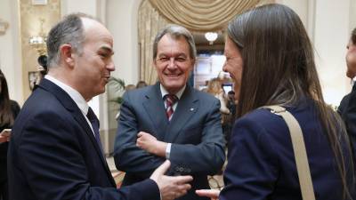 El secretario general de JxCat, Jordi Turull, saluda a la portavoz de Junts en el Congreso, Miriam Nogueras (d), en presencia del expresidente de la Generalitat Artur Mas (c), el pasado 4 de abril. Foto: EFE