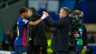 Lamine Yamal y Hansi Flick. Foto: EFE