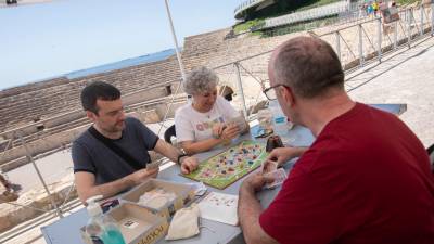 Tres participantes ayer en la actividad de juegos de mesa. Foto: Àngel Ullate