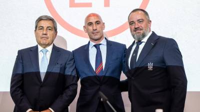 El presidente de la federación portuguesa, Fernando Gomes, el de la española, Luis Rubiales, y el de la ucraniana Andriy Pavelko este miércoles en la sede de la UEFA en Nyon (Suiza). FOTO: EFE/Martial Trezzini