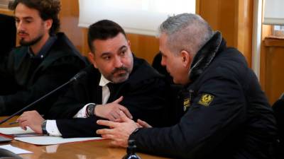 El acusado de matar a su padre en el Catllar en 2023 habla con su abogado al inicio de la primera jornada del juicio con jurado popular que se celebra en la Audiencia de Tarragona. Foto: ACN