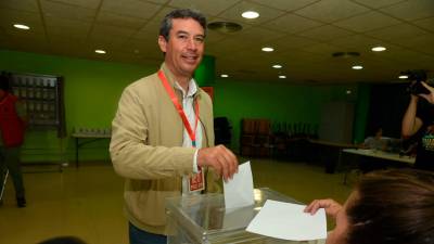 Imagen de Kenneth Martínez mientras depositaba su voto esta mañana. FOTO: Ramon Costa