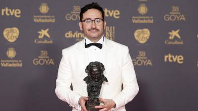 El realizador Juan Antonio Bayona posa con el premio recibido a ´Mejor dirección´ durante la ceremonia de entrega de la 38 edición de los Premios Goya. Foto: EFE