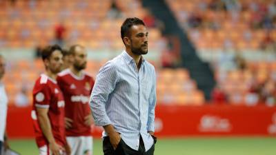 Dani Vidal podrá contar con Gorka Santamaría y David Concha, al fondo de la imagen, para Sestao. Foto: Pere Ferré