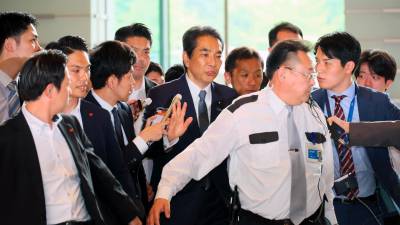 El ministro de Agricultura, Silvicultura y Pesca de Japón, Taku Eto (C), está rodeado de periodistas y agentes de policía a su llegada a la Oficina del Primer Ministro en Tokio, Japón, el 21 de mayo de 2025. Foto: EFE