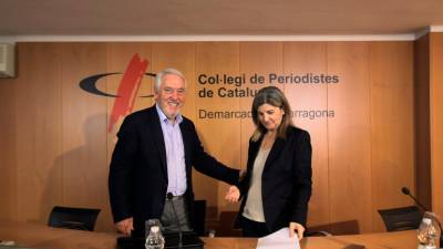 Josep Poblet y Manuela Moya comparecieron ayer por la tarde en la sede de Tarragona del Col·legi de Periodistes de Catalunya. foto: Àngel Ullate