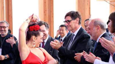 El president de la Generalitat, Salvador Illa, aplaudiendo durante una actuación de rumba. Foto: ACN