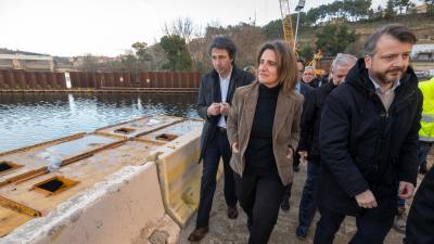 La ministra Teresa Ribera amb l’alcalde Francesc Barbero a la vora del tancat. Foto: J. Revillas
