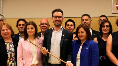 Pere Segura, tras recibir la vara de alcalde en junio de 2019, rodeado de miembros de su equipo y de concejales de la oposición. Foto: DT