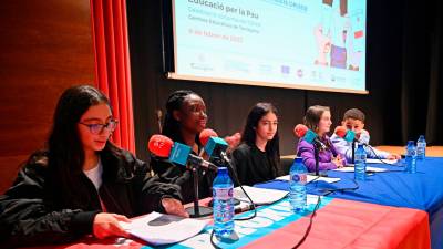 Los alumnos del Institut Torreforta ejercieron de presentadores del encuentro que se convirtió en programa de radio. Foto: Alfredo González