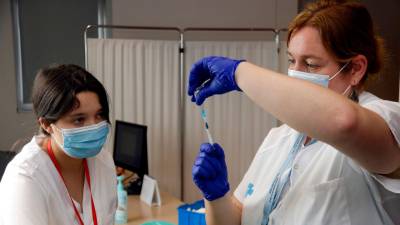 Una enfermera prepara una dosis de la vacuna contra la covid. Foto: ACN