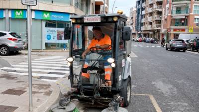 Un equip de neteja de carrers, a l’avinguda Generalitat, al barri del Temple de Tortosa. Foto: Joan Revillas