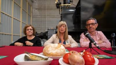 La clotxa és un plat típic de la Ribera d’Ebre, amb pa, tomata, ceba i sardina. foto: joan revillas