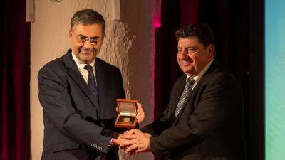 José Maria Chavarria, anterior president, va rebre la medalla al Mèrit d’Or de la Cambra de Comerç per la seua tasca. Foto: Joan Revillas