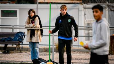 Iván Alcalá y Noemí Aranda (al fondo) durante un entrenamiento. Foto: FCF