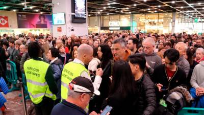 Acumulación de viajeros en la estación de Sants de Barcelona. Foto: ACN