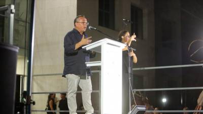El periodista cambrilense Josep Capella durante su pregón en la plaza del Ayuntamiento. Foto: Alba Mariné