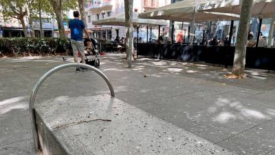 Tramo de la plaza de la Llibertat con excrementos en banco y suelo. FOTO: Alfredo González