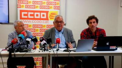 Representantes de CCOO, acompañando al presidente del comité de empresa, Fran Pizarro –el de la derecha–, ayer. Foto: ACN