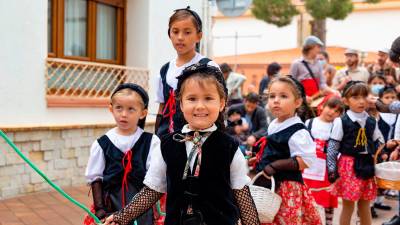 Los niños y niñas vuelven a vestirse de campesinos en la Festa Major Petita rememorando la perdida fiesta de Sant Isidre. Foto: Cedida