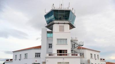 Una imagen de archivo de la torre de control del Aeropuerto de Reus. Foto: Alfredo González