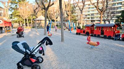 Un carrito en un parque infantil de Reus. La bajada de natalidad se nota en la educación. Tarragona tiene este año los registros de nacimientos más bajos de los últimos 23 años, desde 1999. foto: alfredo gonzález