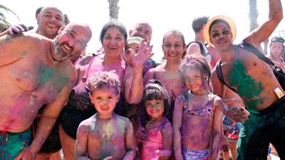 Pequeños y mayores disfrutaron de la divertida y colorida fiesta en playa Cristal. foto: ALFREDO GONZÁLEZ