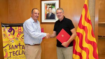 Imagen de la firma entre Pau Ricomà, alcalde de Tarragona y Francisco Lambea, gerente del Parc Central. Foto: Tjerk van der Meulen